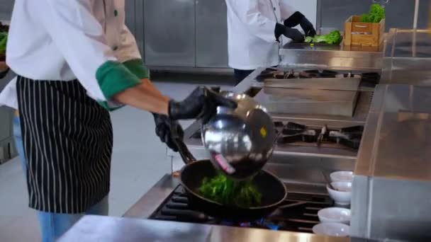 Primeros Planos Manos Del Chef Hombre Agitar Freír Llama Fuego — Vídeos de Stock