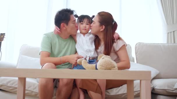Glückliche Asiatische Familienvater Und Mutter Küssen Wange Tochter Sitzt Auf — Stockvideo