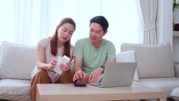 Szczęśliwa Rodzina Parą Siedzącą Sofie Obliczyć Finanse Wydatki Gospodarstwa Domowego — Wideo stockowe