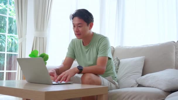 Mladý Asijský Muž Psaní Klávesnice Notebooku Stole Doma Podnikatel Pracující — Stock video