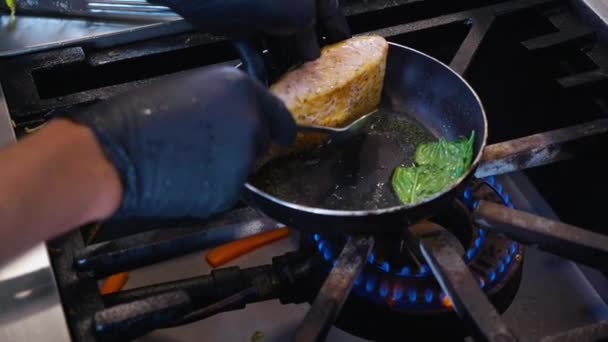 Młody Azjatycki Kucharz Smażony Łosoś Stek Rybny Marynowany Patelni Kuchni — Wideo stockowe