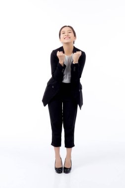 Takım elbiseli güzel bir iş kadını beyaz arka planda izole edilmiş mutlu ve başarılı Asyalı genç bir iş kadını yönetici ya da yönetici ve zafer için heyecanlı..