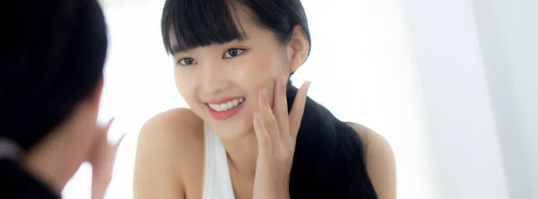 Piękna Twarz Młodej Azjatyckiej Kobiety Szczęśliwym Uśmiechem Dotykiem Policzku Lustro — Zdjęcie stockowe