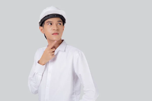 Portret Jonge Aziatische Ingenieur Dragen Helm Denken Idee Geïsoleerde Witte — Stockfoto