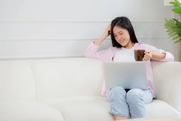 Young Asian Business Woman Work Home Laptop Computer Drinking Coffee — Foto de Stock