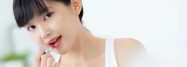 Mooie Jonge Aziatische Vrouw Van Toepassing Lippenstift Rood Mond Schoonheid — Stockfoto