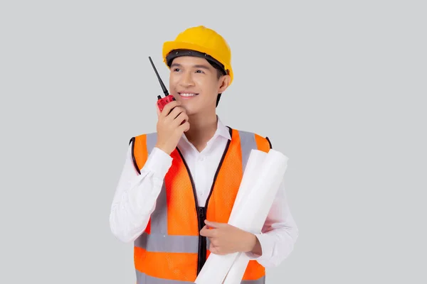 Portret Młodego Azjatyckiego Inżyniera Noszącego Hełm Używającego Radia Dowodzenia Mową — Zdjęcie stockowe
