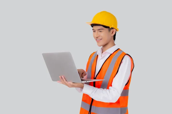 Portret Jonge Aziatische Ingenieur Zoek Laptop Computer Voor Het Plannen — Stockfoto