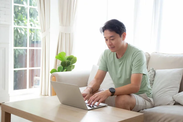 아시아인 남자가 컴퓨터로 위에서 키보드를 인터넷에서 일하는 사업가 공책을 사용하는 — 스톡 사진