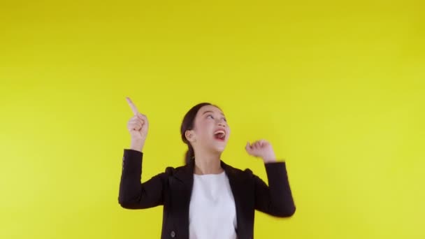 Portret Jonge Aziatische Zakenvrouw Wijzen Presenteren Geïsoleerd Gele Achtergrond Reclame — Stockvideo