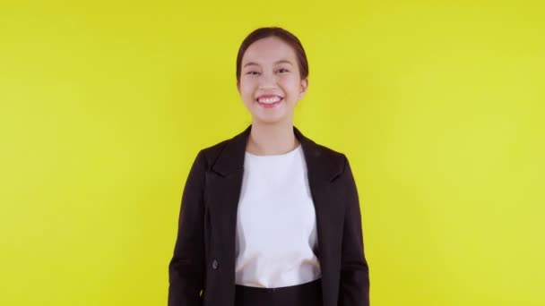 Retrato Jovem Mulher Negócios Asiática Apresentando Polegares Isolados Fundo Amarelo — Vídeo de Stock