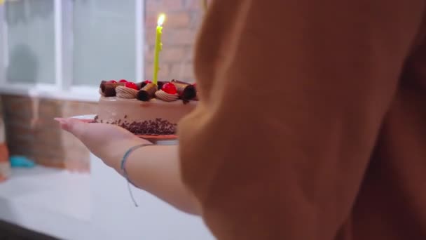 Щастя Азіатська Мати Гуляє Тримаючи Торт Святкувати День Народження Дочкою — стокове відео