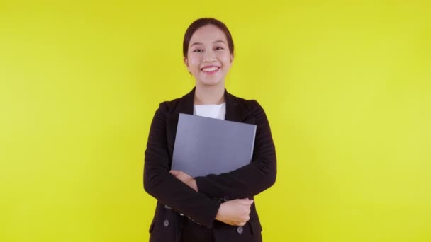 Porträt Junge Asiatische Geschäftsfrau Hält Aktenmappe Dokument Lächeln Auf Gelbem — Stockvideo