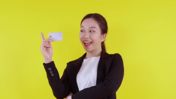 Portrait Belle Jeune Femme Affaires Asiatique Détiennent Carte Crédit Carte — Video