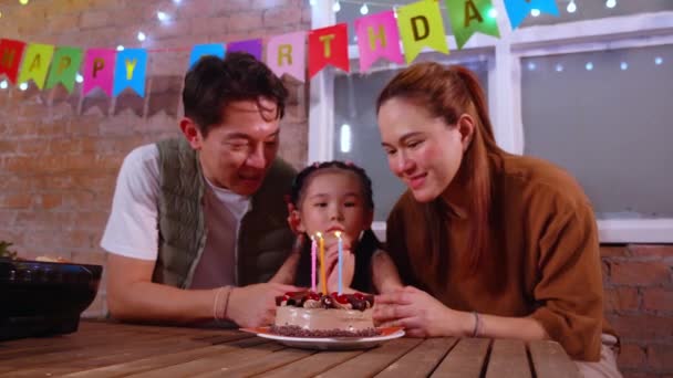 Štěstí Asijské Otec Matka Slaví Narozeniny Dcerou Zatímco Foukat Svíčky — Stock video