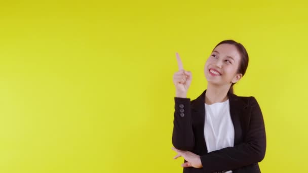 Porträt Junge Asiatische Geschäftsfrau Zeigt Und Präsentiert Isoliert Auf Gelbem — Stockvideo