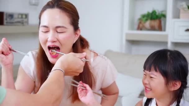 Bonheur Asiatique Famille Mère Père Fille Manger Nourriture Dans Cuisine — Video