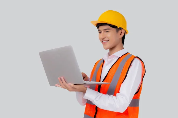 Portret Młodego Inżyniera Azjatyckiego Szuka Laptopa Planowania Izolowane Białe Tło — Zdjęcie stockowe