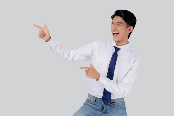 Portrét Mladý Asijský Podnikatel Ukazující Prezentující Izolované Bílém Pozadí Reklama — Stock fotografie