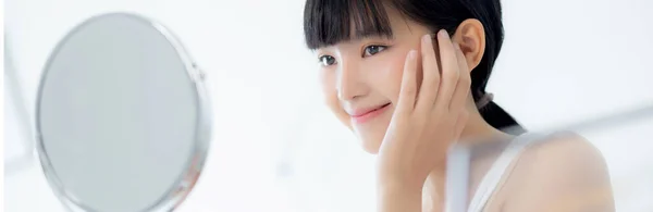 Красиве Обличчя Молодої Азіатки Щасливою Усміхненою Зворушливою Щокою Виглядає Дзеркало — стокове фото