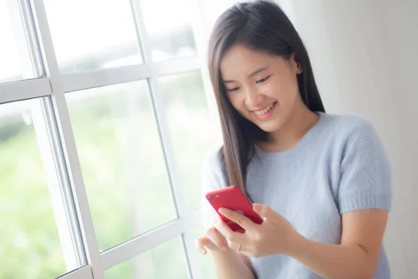 Felicidad Joven Mujer Asiática Buscando Red Social Con Teléfono Inteligente —  Fotos de Stock