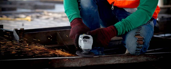 Junge Asiatische Arbeiter Mit Schleifer Geschnittenes Eisen Mit Den Händen — Stockfoto
