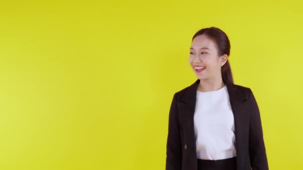 Portret Mooie Zakenvrouw Pak Met Staande Geïsoleerd Gele Achtergrond Gelukkige — Stockvideo