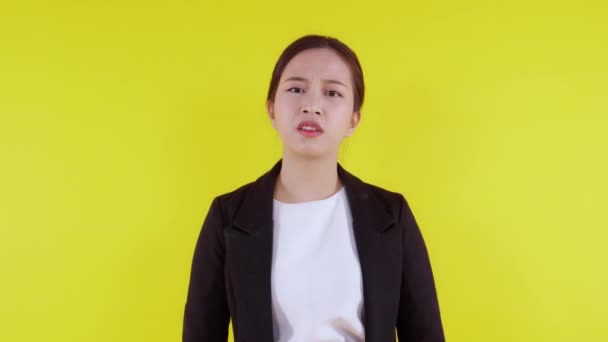 Ritratto Giovane Donna Affari Asiatica Infelice Arrabbiata Sfondo Giallo Espressione — Video Stock