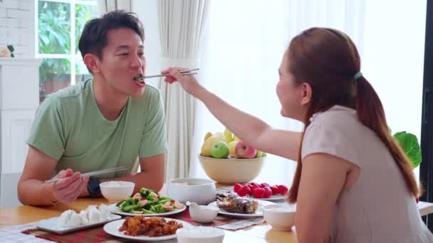 Boldogság Ázsiai Család Férjjel Feleséggel Étkezés Étel Együtt Konyhában Otthon — Stock videók