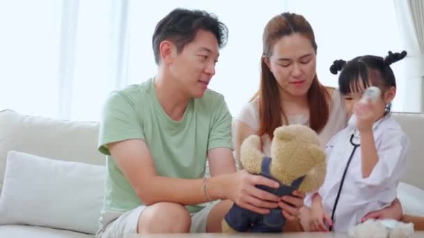 Keluarga Bahagia Dengan Putri Bermain Dokter Atau Perawat Pemeriksaan Dan — Stok Video
