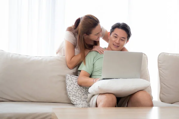 Jovem Casal Asiático Usando Computador Portátil Para Olhar Mídia Social — Fotografia de Stock