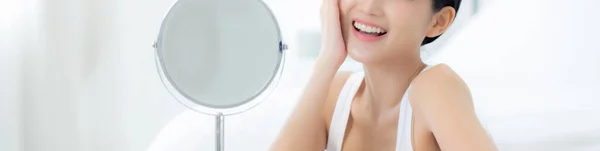 웃으며 거울을 여성의 아름다운 스킨케어 화장품 컨셉트를 미모의 — 스톡 사진