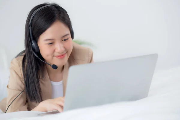 年轻的亚洲女人用笔记本电脑与网友进行视频会议距离 女商人用视频通话与社交网络 商业和交流理念见面 — 图库照片
