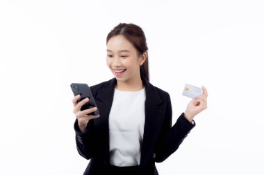 Portre genç Asyalı iş kadını kredi kartı tutuyor ve internetten izole edilmiş beyaz arka plan alışverişi için akıllı telefon arıyor. Banka kartı ve akıllı telefon arayan iş kadını, finansal konsept..