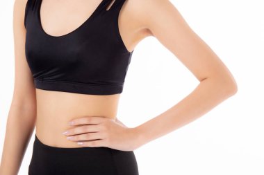 Beyaz arka planda ince izole edilmiş, güzel Asyalı bir kadının beline ve karnına yakın egzersiz ve zayıflık için diyet, sağlık ve refah kavramı ile egzersiz..