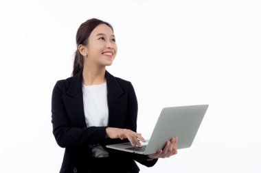 Genç Asyalı iş kadınının portresi dizüstü bilgisayardan internete, beyaz arka planda izole edilmiş, takım elbiseli iş kadını kendine güveniyor ve not defteri, pazarlama ve iletişim kullanıyor..