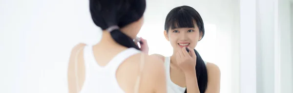 Hermosa Mujer Asiática Joven Aplicando Lápiz Labial Rojo Boca Chica —  Fotos de Stock