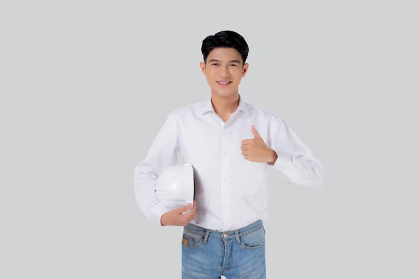 Portret Jonge Aziatische Man Ingenieur Met Een Helm Glimlachen Duimen — Stockfoto