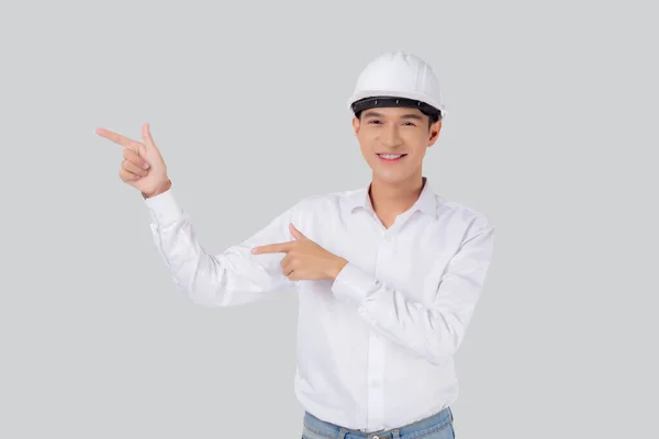 Портрет Молодого Азіатського Чоловіка Інженера Шоломі Стоїть Посміхається Впевненим Ізольованим — стокове фото