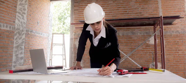 Young Caucasian Architect Woman Looking Laptop Working Drawing Blueprint Planning — Fotografia de Stock