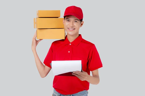 身穿制服的亚洲年轻人 头戴红色帽子 头戴红色礼帽 头戴独立的白色背景文件 员工持有包裹 快递和送货 运输和服务 物流和货运 — 图库照片