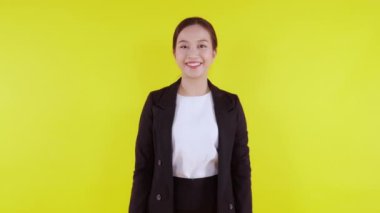 Sarı arka planda izole edilmiş genç Asyalı iş kadını portresi, reklam ve pazarlama, kadın şaşırmış ve heyecanlı, iş kadını ifadesiyle kendinden emin..