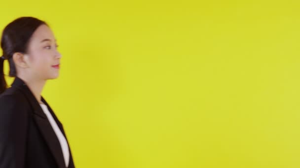 Porträt Schöne Geschäftsfrau Anzug Mit Stehen Isoliert Auf Gelbem Hintergrund — Stockvideo