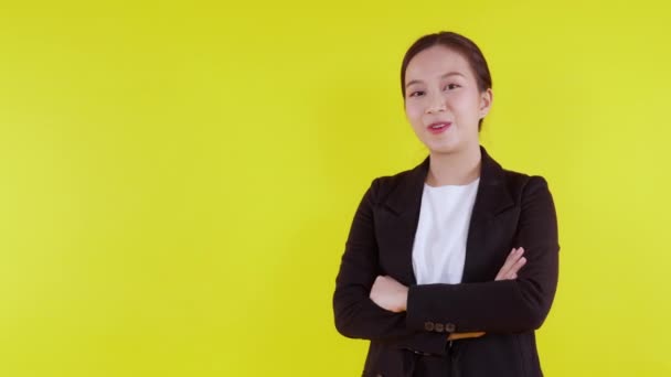 Portrait Glückliche Junge Asiatische Geschäftsfrau Präsentiert Isoliert Auf Gelbem Hintergrund — Stockvideo