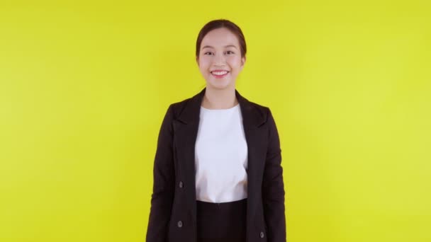 Retrato Joven Mujer Negocios Asiática Señalando Presentando Aislado Sobre Fondo — Vídeos de Stock