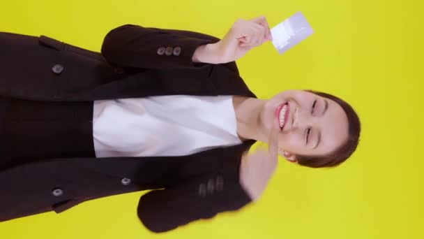 Πορτρέτο Όμορφη Νεαρή Ασιάτισσα Επιχειρηματίας Κατέχουν Πιστωτική Κάρτα Χρεωστική Κάρτα — Αρχείο Βίντεο