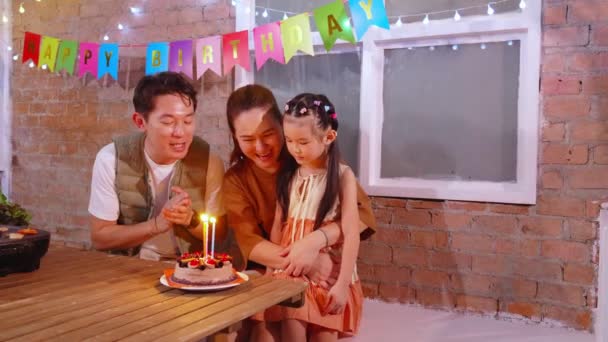 Boldogság Ázsiai Apa Anya Ünneplik Születésnapját Lánya Miközben Fúj Gyertya — Stock videók