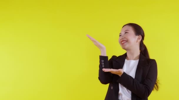 Retrato Feliz Jovem Asiático Empresária Apresentando Isolado Fundo Amarelo Publicidade — Vídeo de Stock