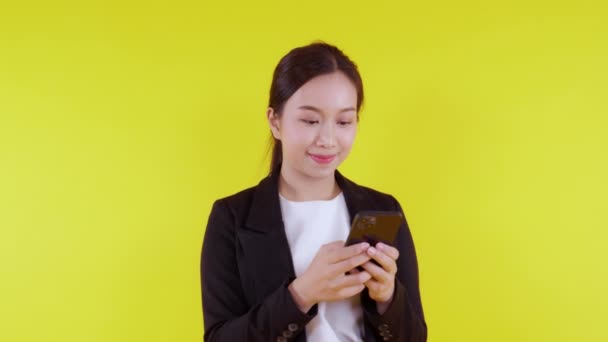 Porträtt Ung Asiatisk Affärskvinna Kostym Stående Med Smartphone Till Internet — Stockvideo