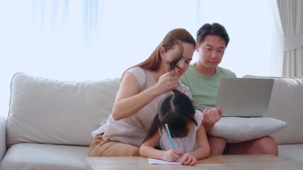 Lycklig Familj Med Mamma Som Undervisar Läxor Med Dotter Och — Stockvideo